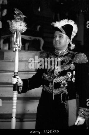 Der Zeremonienmeister in der Fastnacht in Mainz 1938 wird auch liebevoll 'Uffstumber'genannt. Il maestro di cerimonia di Magonza carnevale conduce membri attivi o celebrità allo stadio. Foto Stock