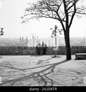 Zwei ältere Herren genießen von einer Aussichtsterrase den Blick auf die Stadt Würzburg, Deutschland 1930er Jahre. Due uomini anziani godendo della vista sulla città di Wuerzburg da una terrazza, Germania 1930s. Foto Stock