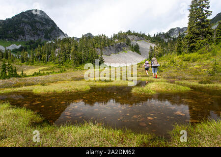 Un paio di escursioni a piedi lungo un sentiero per una notte di campeggio in montagna. Foto Stock