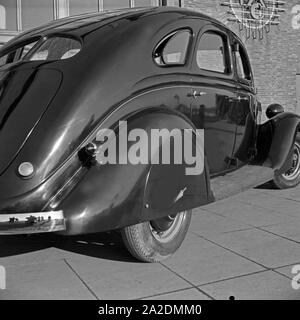Rückansicht des Ford V8 vor der Firmenzentrale der Ford Werke in Köln Niehl, Deutschland 1930er Jahre. Parte posteriore di una Ford V8 al tedesco quartier generale di Ford a Colonia, Germania 1930s. Foto Stock