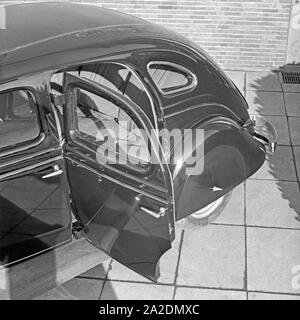 Ford V8 vor der Firmenzentrale der Ford Werke in Köln Niehl, Deutschland 1930er Jahre. Una Ford V8 nella parte anteriore del tedesco Ford sede a Colonia, Germania 1930s. Foto Stock