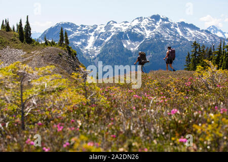 Un paio di escursioni a piedi lungo un sentiero per una notte di campeggio in montagna. Foto Stock