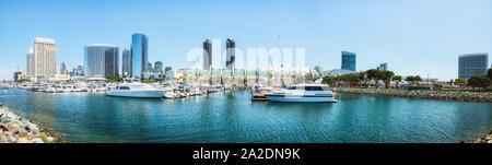 San Diego porto Marina Vista panoramica. Yacht di lusso in Embarcadero Marina Park con San Diego Skyline e Convention Center in background Foto Stock