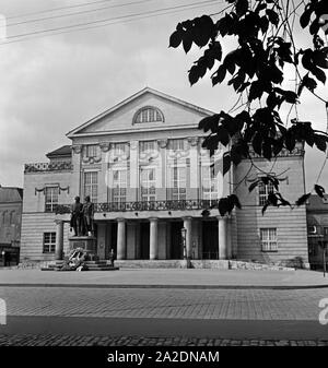 Das Goethe Schiller Denkmal vor dem Natinaltheater a Weimar, Deutschland 1930er Jahre. Il Goethe monumento a Schiller nella parte anteriore del Nationaltheater teatro a Weimar, Germania 1930s. Foto Stock