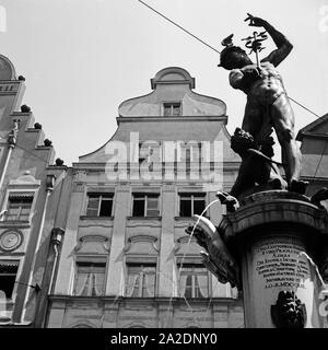 Der Merkurbrunnen in der Innenstadt von Augsburg, Deutschland 1930er Jahre. Merkur fontana all'interno della città di Augsburg, Germania 1930s. Foto Stock