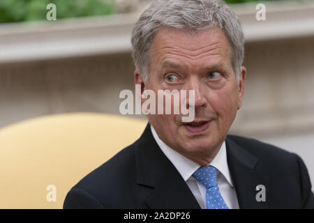 Washington, Distretto di Columbia, Stati Uniti d'America. 2 Ottobre, 2019. Finlandia Il Presidente Sauli NiinistÃ¶ rende commento come egli incontra withUnited membri presidente Trump nell'Ufficio Ovale della Casa Bianca a Washington il 2 ottobre 2019 Credit: Chris Kleponis/CNP/ZUMA filo/Alamy Live News Foto Stock