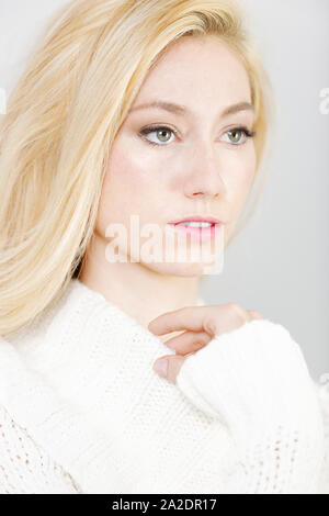 Bella giovane donna sorridente e guardando rilassato in un ponticello bianco Foto Stock