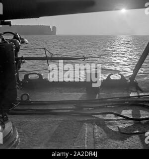 Ein Schiff der 2. Minensuchflottille in der Nordsee vor der Insel Helgoland, Deutschland 1930er Jahre. Una nave della seconda flottiglia dragamine vicino l'isola di Helgoland, Germania 1930s. Foto Stock