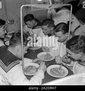 Marinerekruten der 2. Minensuchflottille beim Essen, Deutschland 1930er Jahre. Navy reclute della seconda flottiglia dragamine avente il pranzo, Germania 1930s. Foto Stock