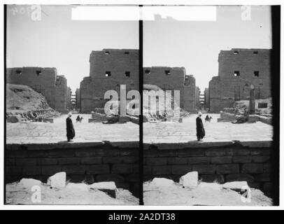 Viste egiziano; Karnak. Viale di sfingi collocate nella parte anteriore del primo pilone Foto Stock