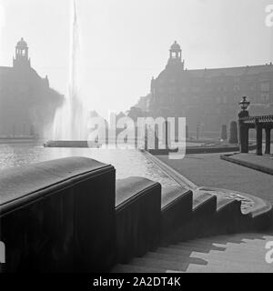 Brunnen am Wasserturm auf dem Friedrichsplatz a Mannheim, Deutschland, 1930er Jahre. Fontana vicino a Mannheim water tower a Friedrichsplatz square, Germania 1930s. Foto Stock