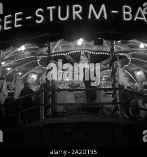 Die vedere Sturm Bahn, ein Fahrgeschäft auf dem Weihnachtsmarkt, Deutschland 1930er Jahre. La tempesta di mare ride, una fiera di attrazione a Berlino il mercato di natale, Germania 1930s. Foto Stock