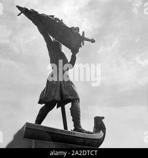Hagen von Tronje versenkt den Nibelungenschatz im Rhein bei vermi, Bronzeplastik von Johannes Hirt, Deutschland 1930er Jahre. Dalla saga Nibelung: Hagen gettando il Rhinegold nel fiume a Worms, Germania 1930s. Scultura in bronzo di Johannes Hirt. Foto Stock
