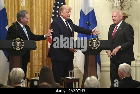 Washington, Stati Uniti. 02oct, 2019. Presidente Donald Trump (C) ci invita Ambasciatore di Finlandia Robert pence per effettuare osservazioni come la Finlandia il Presidente Sauli Niinisto guarda su nel corso di una conferenza stampa congiunta nella Sala Est della Casa Bianca, mercoledì 2 ottobre 2019, a Washington, DC. I leader hanno concluso un pranzo di lavoro durante il quale si è discusso di sicurezza, commerciale e problemi di comunicazione. Foto di Mike Theiler/UPI Credito: UPI/Alamy Live News Foto Stock