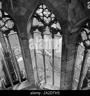 Im Turm des Münsters zu Freiburg, Deutschland 1930er Jahre. Sul campanile della cattedrale di Friburgo, Germania 1930s. Foto Stock