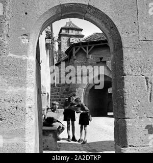 Drei Hitlerjungen a Rothenburg ob der Tauber, Deutschland 1930er Jahre. Tre giovani di Hitler a Rothenburg ob der Tauber, Germania 1930s. Foto Stock