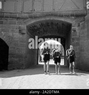 Drei Hitlerjungen besichtigen das historische Rothenburg ob der Tauber, Deutschland 1930er Jahre. Tre giovani Hitler sightseeing a Rotheburg ob der Tauber, Germania 1930s. Foto Stock