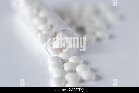 Un gran numero di compresse. Medicina di prescrizione. Pillole di bianco. Shopping presso la farmacia. Una cura per questa malattia. Medicina in varie forme. Foto Stock