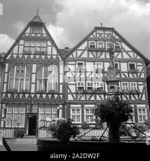 Fachwerkhäuser und Brunnen in der Altstadt von Mainz, Deutschland 1930er Jahre. Case con travi di legno e la fontana presso la vecchia città di Mainz, Germania 1930s. Foto Stock