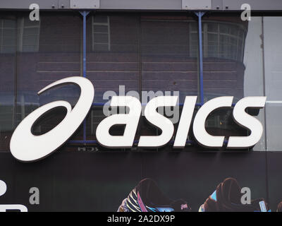 LONDON, Regno Unito - CIRCA NEL SETTEMBRE 2019: Asics segno Foto Stock
