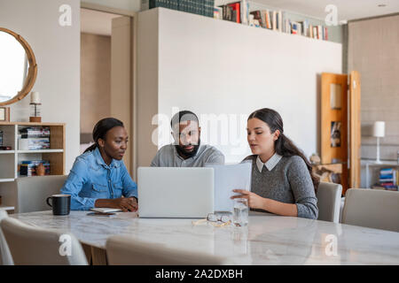 African American giovane ascoltando il consulente finanziario a casa Foto Stock
