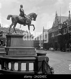 Das Herzog Wilhelm Denkmal auf der Ostseite der Burg Dankwarderode in Braunschweig, Deutschland 1930er Jahre. Monumento del duca Wilhelm all'Eastside di Dankwarderode castle in Braunschweig, Germania 1930s. Foto Stock