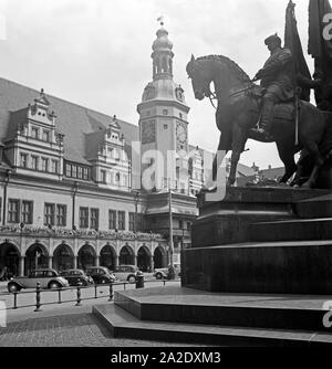 Das alte Rathaus di Lipsia mit einer Figurengruppe mit Otto von Bismarck davor, Deutschland 1930er Jahre. Il vecchio Municipio di Lipsia con un memoriale di Bismarck davanti, Germania 1930s. Foto Stock