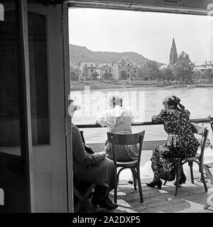 Mit der weißen Flotte der Köln Düsseldorfer unterwegs auf dem Rhein bei Koblenz, Deutschland 1930er Jahre. Con il Koeln Duesseldorfer flotta bianco sul fiume Reno nei pressi di Coblenza, Germania 1930s. Foto Stock
