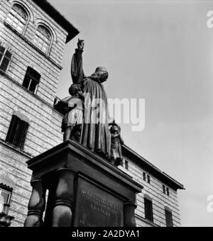 Denkmal für August Hermann Francke, Gründer der Franckeschen Stiftungen a Halle an der Saale, Deutschland 1930er Jahre. Un monumento di August Hermann Francke, iniziatore della fondazione Francke a Halle, Germania 1930s. Foto Stock
