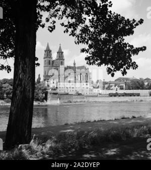 Die Elbe mit Blick auf den Dom von Magdeburg, Deutschland 1930er Jahre. Fiume Elba con una vista della Cattedrale di Magdeburgo, Germania 1930s. Foto Stock