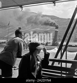 Mit der weißen Flotte der Köln Düsseldorfer unterwegs im Mittelrheintal, Deutschland 1930er Jahre. Con il Koeln Duesseldorfer white fleet nella valle del medio Reno, Germania 1930s. Foto Stock