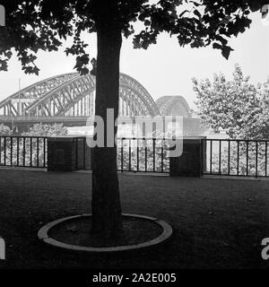 Bogenbrücke über den Rhein in Düsseldorf, Deutschland 1930er Jahre. Ponte ad arco attraverso il fiume Reno a Duesseldorf, Germania 1930s. Foto Stock