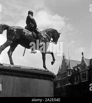 Das Herzog Wilhelm Denkmal auf der Ostseite der Burg Dankwarderode in Braunschweig, Deutschland 1930er Jahre. Monumento del duca Wilhelm all'Eastside di Dankwarderode castle in Braunschweig, Germania 1930s. Foto Stock