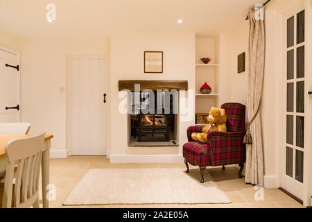 Country house interno con stufa a legna in inverno Foto Stock