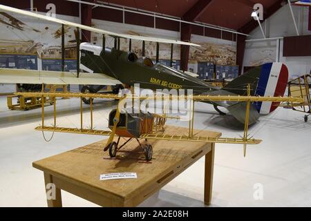 Un modello di Curtiss jn-4 "Jenny" si siede a un tavolo con un restaurato DH-4 Libertà in background. Pearson Air Museum è parte di Fort Vancouver. Foto Stock