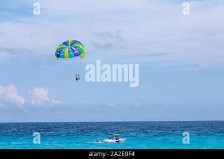 Cancun, Messico - 30 Ago, 2019 : Parasailing nel Mar dei Caraibi, spiaggia di Cancun Foto Stock