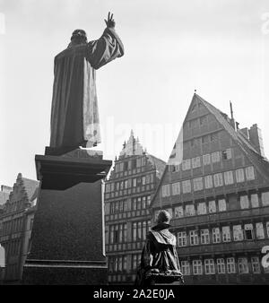 Das Lutherdenkmal an der Marktkirche di Hannover in Deutschland 1930er Jahre. Martin Lutero monumento vicino alla vecchia chiesa di mercato ad Hannover, Germania 1930s. Foto Stock