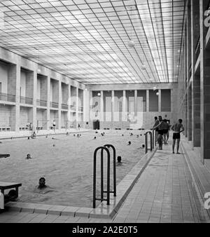 Im Innenraum des 1925 entworfenen Stadtbads in Chemmnitz, Deutschland 1930er Jahre. All'interno del Stadtbad piscina a Chemnitz che era stato previsto nel 1925, Germania 1930s. Foto Stock