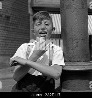 Ein Junge leckt seine Eiswaffel Deutschland 1930er Jahre. Un ragazzo leccare i gelati wafer, Germania 1930s. Foto Stock