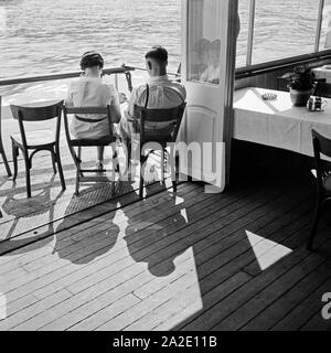 Mit der weißen Flotte der Köln Düsseldorfer unterwegs im Mittelrheintal, Deutschland 1930er Jahre. Con il Koeln Duesseldorfer white fleet nella valle del medio Reno, Germania 1930s. Foto Stock