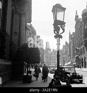 Partie in der Maximilianstraße a Augsburg, Deutschland 1930er Jahre. A Maximilianstrasse avenue a Augsburg, Germania 1930s. Foto Stock