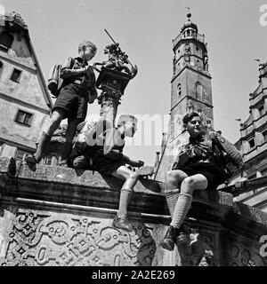 Drei Hitlerjungen a Rothenburg ob der Tauber, Deutschland 1930er Jahre. Tre giovani di Hitler a Rothenburg ob der Tauber, Germania 1930s. Foto Stock