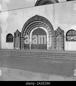 Das Portal der San Alessio Gedächtniskirche zur russichen Ehre in Leipzig, Deutschland 1930er Jahre. Ingresso del San Alessio chiesa commemorativa per il russo onore a Lipsia, Germania 1930s. Foto Stock