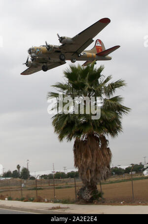 Windsor Locks, Connecticut, USA. 2 Ottobre, 2019. FILE - una guerra mondiale II-SER B-17 bombardiere con 13 persone a bordo si è schiantato e bruciato in un decollo abortito tentativo mercoledì. I quattro-motore, elica piano faticato a raggiungere in aria e sbattuto in un capannone di manutenzione presso l'Aeroporto Internazionale di Bradley come i piloti cerchiato torna per un atterraggio. La Boeing B-17G Flying Fortress, numero seriale 44-83575, fu posseduto e volato dal Collings Foundation, di stivare, Massachusetts. Questo velivolo storico è apparso a airshows contrassegnata come la storica ''nove-O-nove'', e ha partecipato alle ali di p. Foto Stock