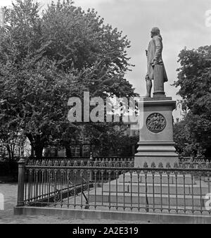 Denkmal des Dichters Gotthold Ephraim Lessing auf dem Lessingplatz in Braunschweig, Deutschland 1930er Jahre. Monumento del poeta tedesco Gotthold Ephraim Lessing a Braunschweig, Germania 1930s. Foto Stock