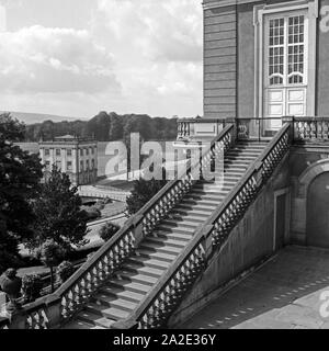 Blick auf das Marmorbad im Park Karlsaue neben der Orangerie a Kassel, Deutschland 1930er Jahre. Vista del bagno Marmorbad presso il Parco Karlsaue appena accanto al castello di Orangerie a Kassel, Germania 1930s. Foto Stock