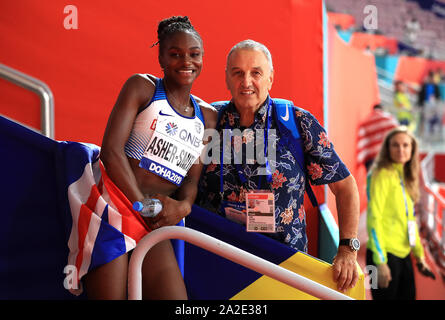 La Gran Bretagna di Dina Asher-Smith con il suo coach John Blackie dopo la vittoria delle donne 200m finale durante il giorno sei della IAAF Campionati del Mondo Al Khalifa International Stadium, Doha, Qatar. Foto Stock