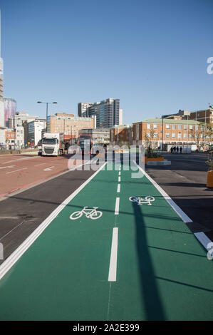 Infrastrutture ciclabili a Croydon con ciclo verde segregato tracciato modo Foto Stock