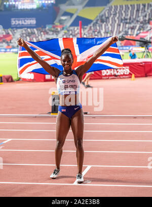 Doha in Qatar. 2 ottobre 2019. Dina Asher-Smith per celebrare la sua vittoria e medaglia d'oro nel femminile 200m finale del giorno sei del XVII IAAF mondiale di atletica Doha 2019 Al Khalifa International Stadium il 2 ottobre 2019 a Doha, in Qatar. Gary Mitchell/Alamy Live News Foto Stock