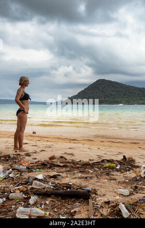 Donna sulla spiaggia disseminate in Cambogia Foto Stock